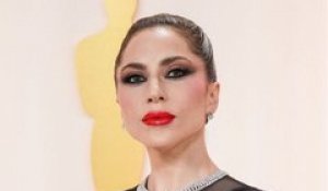 Oscars 2023 : Lady Gaga vient en aide à un photographe après une chute