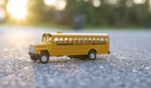 États-Unis : un homme tente de kidnapper un enfant à un arrêt de bus, sa tentative est déjouée par les camarades de classe de la victime