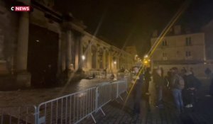 Bordeaux : l’entrée de l’hôtel de ville incendiée