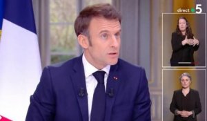 Emmanuel Macron a-t-il caché une montre à 80 000 euros en pleine interview ? Matthieu Belliard rétablit la vérité dans C à Vous