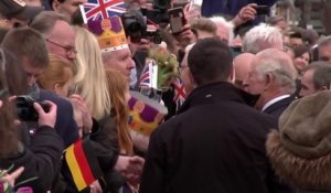 Le roi Charles III salue la foule venue à sa rencontre à Berlin