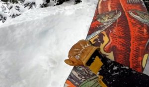 Un skieur hors-piste découvre un snowboardeur ensevelit sous la poudreuse