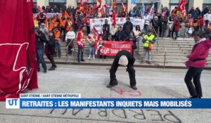 À la UNE : entre 3 800 et 15 000 manifestants à Saint-Etienne / Les éboueurs ont repris le boulot / Et puis Alain Blachon vole au secours de Christophe Galtier.