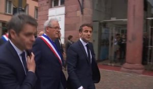 Emmanuel Macron accueilli par des huées lors de son arrivée à Sélestat en Alsace