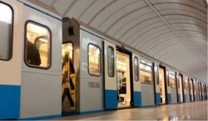 Accident à Paris: une femme meurt dans une rame de métro, après que sa veste se soit coincée dans les portes automatiques