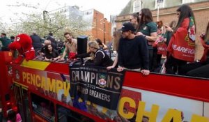 Angleterre - La belle parade de Wrexham au milieu des supporters
