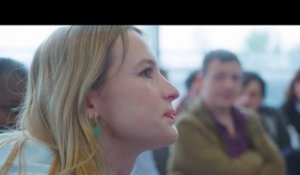 « Je trouve ça touchant » : Angèle fond en larmes lors de la lecture d’un texte dans les rencontres du Papotin (VIDEO)