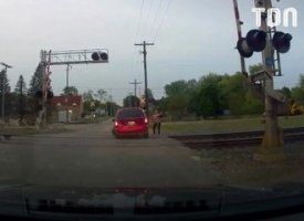 Leur voiture est percutée par un train, ils prennent la fuite de justesse