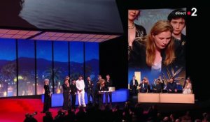 Cannes - La Palme d’or est remise par Jane Fonda à "Anatomie d'une chute" réalisé par Justine Triet - La réalisatrice française fait un violent discours contre le gouvernement