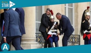PHOTOS Malaise d'un garde à l'Elysée, Emmanuel Macron imperturbable face à la situation