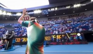 Surréaliste : Quand Tsitsipas, à fond dans son match, ne réalise pas qu'il vient de gagner