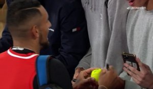 La victoire et une bière bien méritée : Nick Kyrgios célèbre sa qualification avec les fans