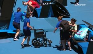 En larmes, la Française Tan a été évacuée de la Margaret Court Arena en fauteuil roulant