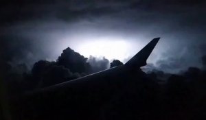 Ce passager filme un orage incroyable en plein vol depuis son avion de ligne