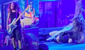 Iron Maiden : Steve Harris Falls on Stage during Stranger in a Strange Land in Leeds, England June 28th, 2023