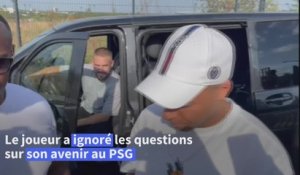 Mbappé arrive au centre d'entraînement du PSG, reste muet sur son sort