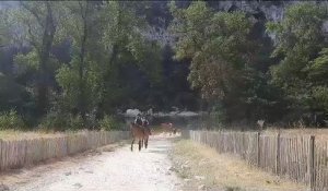 Les gendarmes à cheval en patrouille au Pont d'Arc