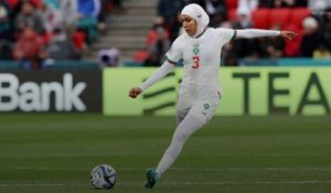 Nouhalia Benzina, première joueuse de foot à porter le voile en Coupe du monde
