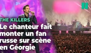 Brandon Flowers de The Killers s’excuse d’avoir fait monter un fan russe sur scène en Géorgie