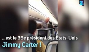 Jimmy Carter salue tous les passagers d'un avion !