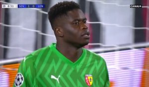 Brice Samba qui se fait lober sur le but d'Ocampos - FC Séville / Lens - Ligue des Champions 2023-24 (J1)