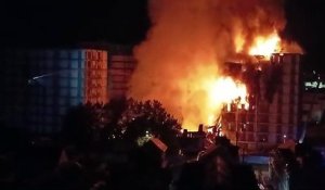 Regardez les images spectaculaire du gigantesque incendie qui s'est déclenché cette nuit à Rouen, provoquant l'effondrement de 2 immeubles de verre et acier du quartier Saint-Julien