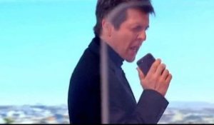 Un célèbre journaliste improvise un concert de Johnny en direct sur France 2 : mais...
