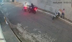 Voilà comment on empêche des voleurs de prendre votre moto... malin