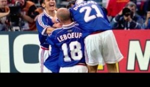 PHOTO Bixente Lizarazu pose avec Zinedine Zidane et d'anciens champions du monde 98,...