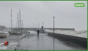 La tempête meurtrière Babet frappe le port de Stonehaven au Royaume-Uni