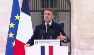 "Tous les grands discours de décolonisation n'ont-ils pas été pensés, écrits et dits en français?", affirme Emmanuel Macron