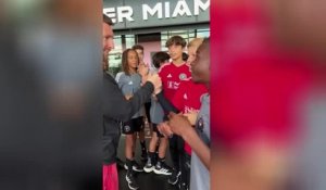 Inter Miami - Lionel Messi présente son Ballon d'Or aux jeunes de l'Academy