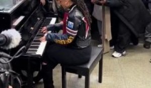Alicia Keys Ensorcelle les Voyageurs lors d'un Concert Surprise!