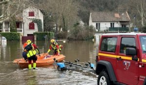 Inondations en Dordogne : les pompiers vont en barque aider les habitants entourés d'eau