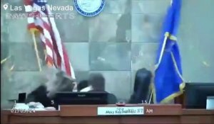 Découvrez les images impressionnantes d'une juge de Las Vegas violemment agressée en pleine audience par un prévenu excédé d'apprendre son incarcération - Il a soudainement sauté par-dessus l'estrade pour s'en prendre à elle!