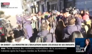 Regardez la ministre de l’Education Amélie Oudéa-Castéra huée en arrivant ce matin dans l'ex-école de ses enfants: "Du fric pour l'école publique" - VIDEO
