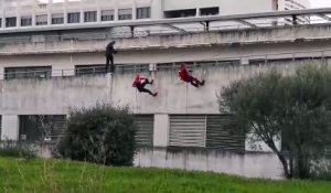 Les super-héros descendent en rappel sur la façade de l'hôpital de Fréjus