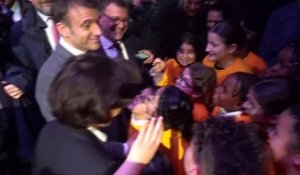 "Ça fait quoi d'être célèbre?": Emmanuel Macron échange avec des enfants de Clichy-sous-Bois lors de son déplacement avec Rachida Dati