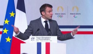 "Il faut mettre une chaise": une personne fait un malaise pendant les vœux olympique et paralympiques d'Emmanuel Macron