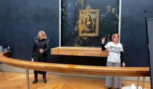 VIDÉO - La Joconde aspergée de soupe par des militantes écologistes au musée du Louvre à Paris