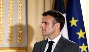 Suivez le déplacement d'Emmanuel Macron dans un commissariat de police de Bordeaux