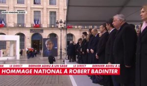 Le cercueil de Robert Badinter transporté sur la place Vendôme