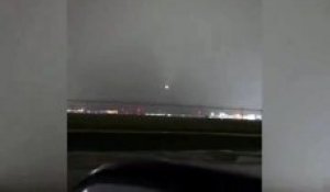 Regardez les images de cet avion touché par la foudre près de l’aéroport international de Vancouver, au Canada - VIDEO