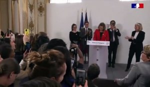 Journée des droits de la femme : La Ministre Olivia Gregoire chante "Sous vos seins, la grenade.  Sous vos seins, énormément d’entreprises.  Soyez fières".