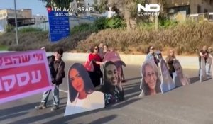 Des manifestantes bloquent l'autoroute de Tel-Aviv pour demander la libération des otages restants