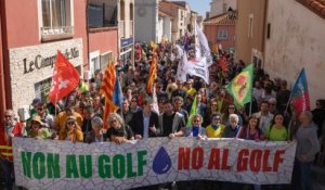 Pyrénées-Orientales : des centaines de personnes rassemblées contre un golf en construction sur leurs terres assoiffées