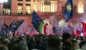 Les supporters fêtent la victoire de l'Inter Milan, sacré champion d'Italie pour la 20e fois