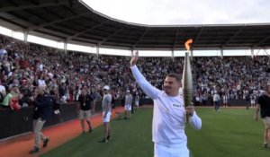 JO Paris 2024 : Antoine Dupont allume le chaudron avec sa flamme dans un stade Ernest-Wallon en fusion