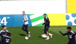 Pansement sur le nez mais sourire aux lèvres, Mbappé a repris l'entraînement avec les Bleus