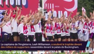 Angleterre - Les Lionesses célèbrent le titre devant le palais de Buckingham